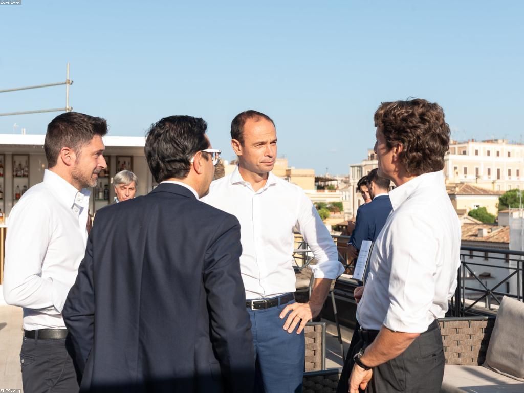 អត្ថប្រយោជន៍និងហានិភ័យនៃការប្រែប្រួលឌីជីថល